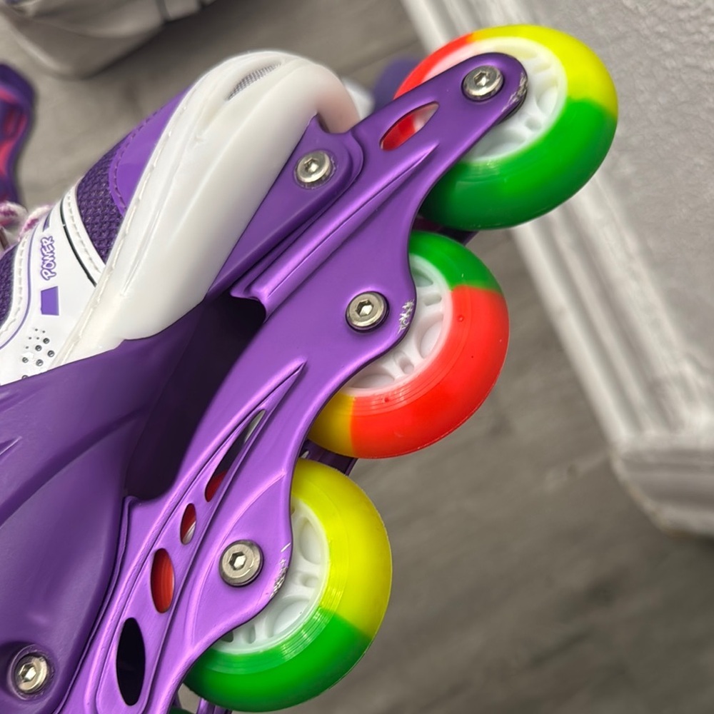 Kids Adjustable Flashing Inline Skates for Boys and Girls - Picture 8 of 8